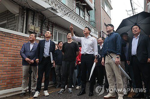 자양4동 재개발 지역 둘러보는 오세훈 시장(서울=연합뉴스) 류효림 기자 = 오세훈 서울시장이 14일 서울 광진구 자양4동 신속통합기획 재개발 지역을 찾아 현장 점검을 하고 있다. 2025.7.14 ryousanta@yna.co.kr