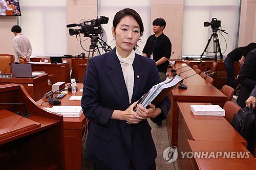 오전 청문회 마친 강선우 후보자(서울=연합뉴스) 김주성 기자 = 강선우 여성가족부 장관 후보자가 14일 국회 여성가족위원회에서 열린 인사청문회가 오전 질의를 마치고 정회되자 청문회장을 나가고 있다. 2025.7.14 utzza@yna.co.kr