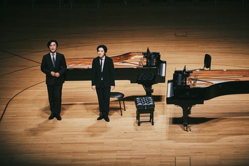 현대카드 컬처프로젝트 30 손민수 & 임윤찬 공연14일 서울 롯데콘서트홀에서 열린 '현대카드 컬처프로젝트 30 손민수 & 임윤찬' 공연에서 피아니스트 손민수(왼쪽)와 임윤찬이 관객들에게 인사하고 있다. 2025.07.14. [현대카드·목프로덕션 제공. 재판매 및 DB금지]