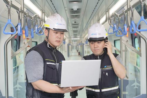 용유 차량기지에서 5G 특화망 점검하는 직원들[LG유플러스 제공. 재판매 및 DB 금지]