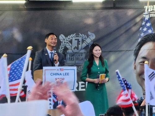 서울대 정문 앞에서 간담회 하는 모스탄 미국 리버티대 교수[촬영 정윤주]