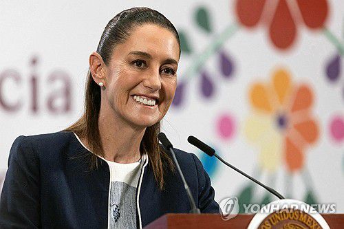 14일(현지시간) 일일 정례 기자회견하는 멕시코 대통령 '여유 미소'[멕시코 대통령실 제공. 멕시코시티 AFP=연합뉴스. 재판매 및 DB 금지]