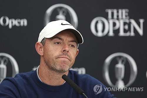 15일 공식 기자회견에 나온 매킬로이[AP=연합뉴스]