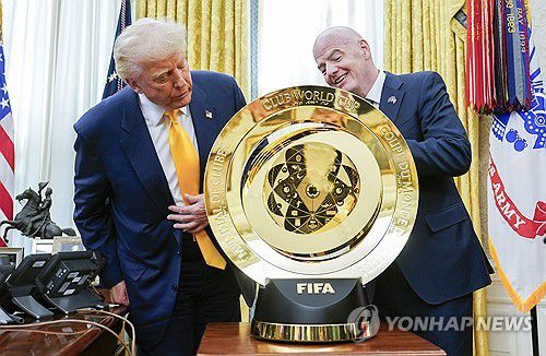 3월 클럽월드컵 우승트로피 공개하는 인판티노 FIFA 회장[EPA=연합뉴스 자료사진. 재판매 및 DB 금지]