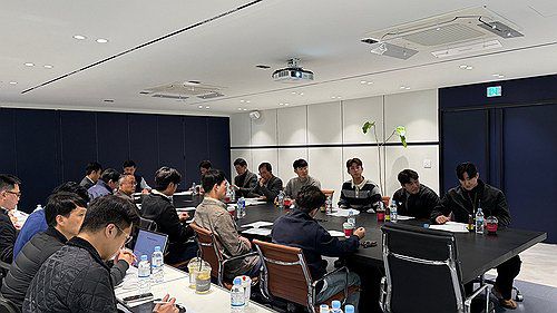 한국야구위원회, 피치 클록·체크 스윙 관련 통합 회의(서울=연합뉴스) 한국야구위원회가 2025시즌 도입을 추진 중인 피치 클록과 비디오 판독 대상 추가하는 체크 스윙 등에 관해 통합 회의를 진행했다고 7일 밝혔다. 허구연 KBO 총재와 방송 관계자들이 회의하고 있다. 2024.11.7 [한국야구위원회 제공. 재판매 및 DB 금지] photo@yna.co.kr