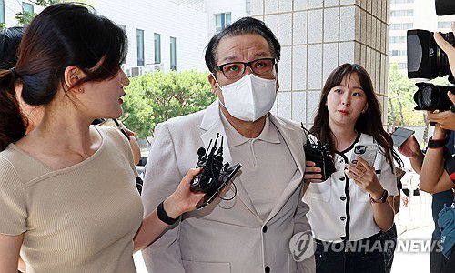 공천헌금 의혹 공판 출석하는 '건진법사' 전성배 씨(서울=연합뉴스) 김인철 기자 = 2018년 전국지방선거 공천헌금 의혹 혐의를 받는 '건진법사' 전성배 씨가 지난달 23일 서울 양천구 서울남부지방법원에서 열린 정치자금법 위반 혐의 사건 1심 속행 재판에 출석하기 위해 법정으로 향하고 있다. 2025.6.23 yatoya@yna.co.kr