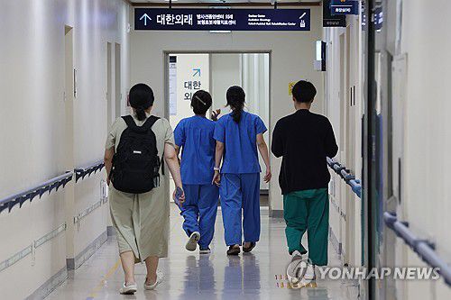 의정갈등 접점 찾을까(서울=연합뉴스) 임화영 기자 = 서울 시내의 한 대학병원에서 이동하는 의료진. 2025.6.29 hwayoung7@yna.co.kr