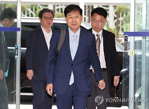 사무실 들어서는 구윤철 후보자(서울=연합뉴스) 서명곤 기자 = 구윤철 경제부총리 겸 기획재정부 장관 후보자가 30일 서울 중구 예금보험공사에 마련된 인사청문회 준비사무실로 들어서고 있다. 2025.6.30 seephoto@yna.co.kr