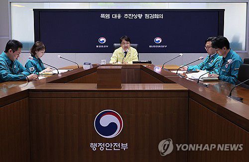 폭염 대응 추진상황 점검회의(서울=연합뉴스) 이정훈 기자 = 김광용 행정안전부 재난안전관리본부장이 1일 서울 종로구 정부서울청사 서울상황센터에서 열린 폭염 대응 추진상황 점검회의에서 모두발언을 하고 있다. 2025.7.1 uwg806@yna.co.kr