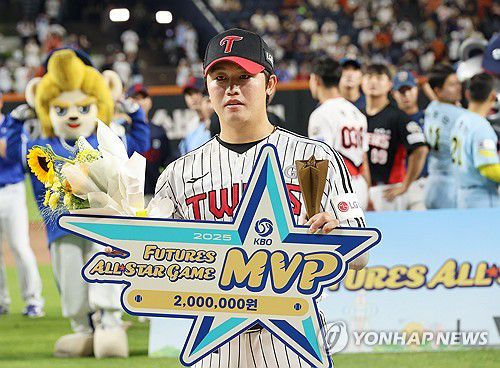 퓨처스 올스타전 MVP 손용준(대전=연합뉴스) 강수환 기자 = 11일 오후 대전 한화생명볼파크에서 열린 '2025 KBO 퓨처스 올스타전' 시상식에서 북부 LG 손용준이 MVP를 수상하고 있다. 2025.7.11 swan@yna.co.kr