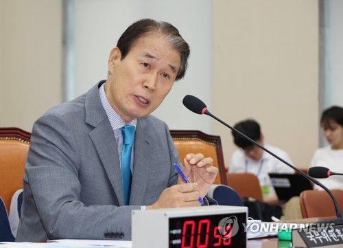 답변하는 권오을 보훈부 장관 후보자(서울=연합뉴스) 김주성 기자 = 권오을 국가보훈부 장관 후보자가 15일 서울 여의도 국회 정무위원회에서 열린 인사청문회에서 위원 질의에 답하고 있다. 2025.7.15 utzza@yna.co.kr