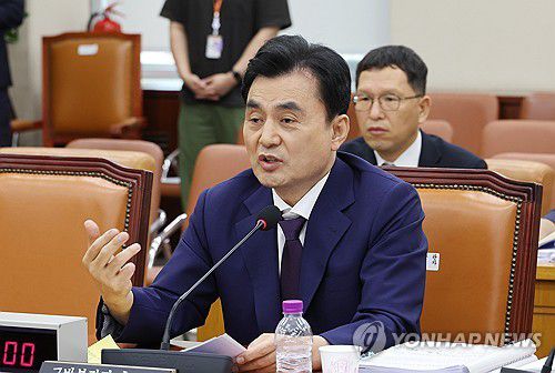 질의에 답변하는 안규백 국방부 장관 후보자(서울=연합뉴스) 김주형 기자 = 안규백 국방부 장관 후보자가 15일 국회 국방위원회에서 열린 인사청문회에서 의원 질의에 답변하고 있다. 2025.7.15 kjhpress@yna.co.kr