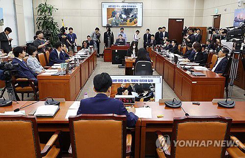 정청래 의원 질의 경청하는 안규백 국방부 장관 후보자(서울=연합뉴스) 김주형 기자 = 안규백 국방부 장관 후보자가 15일 국회 국방위원회에서 열린 인사청문회에서 더불어민주당 정청래 의원의 질의를 경청하고 있다. 2025.7.15 kjhpress@yna.co.kr