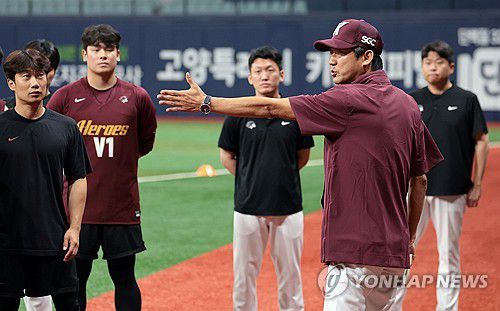 선수단과 첫 인사하는 설종진 키움 감독대행(서울=연합뉴스) 김인철 기자 = 설종진 키움 히어로즈 감독대행이 15일 서울 구로구 고척스카이돔에서 선수단과 훈련에 앞서 첫 인사를 하고 있다. 2025.7.15 yatoya@yna.co.kr
