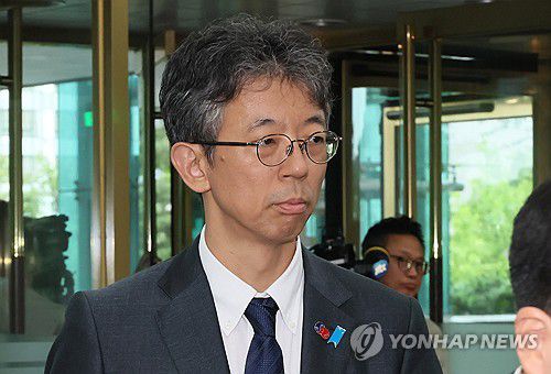 초치되는 주한일본대사관 총괄공사 대리(서울=연합뉴스) 이정훈 기자 = 일본 정부가 독도 영유권 주장을 담은 방위백서를 채택한 15일 이세키 요시야스 주한일본대사관 총괄공사 대리가 서울 종로구 외교부 청사로 초치되고 있다. 2025.7.15 uwg806@yna.co.kr