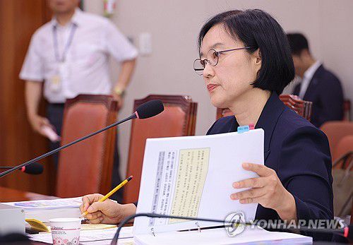 의원 질의 듣는 한성숙 장관 후보자(서울=연합뉴스) 류영석 기자 = 한성숙 중소벤처기업부 장관 후보자가 15일 서울 여의도 국회 산업통상자원중소벤처기업위원회 전체회의에서 열린 인사청문회에서 의원 질의를 듣고 있다. 2025.7.15 ondol@yna.co.kr