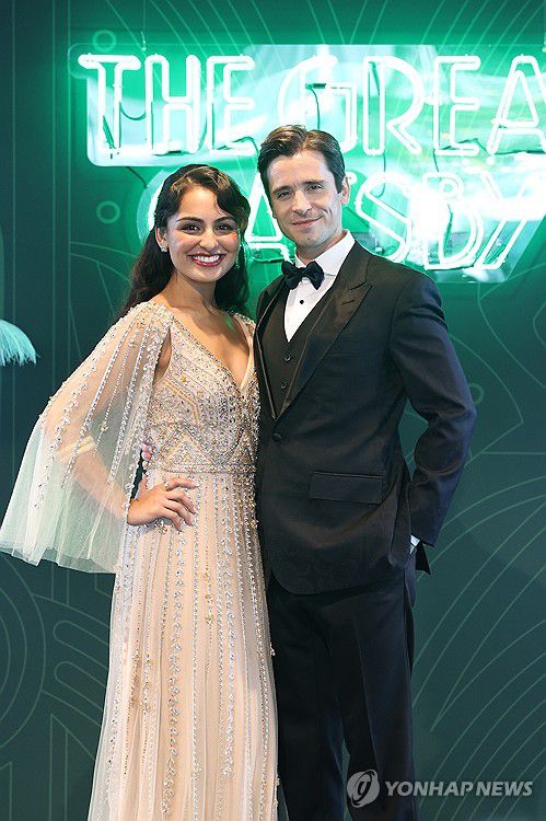 포즈 취하는 매트 도일-센젤 아마디(서울=연합뉴스) 강민지 기자 = 배우 센젤 아마디(왼쪽), 매트 도일이 15일 서울 서초구 솔빛섬 무드서울에서 열린 뮤지컬 '위대한 개츠비' 서울 론칭 쇼케이스 '퍼스트 룩(FIRST LOOK)'에서 포즈를 취하고 있다. 2025.7.15 mjkang@yna.co.kr