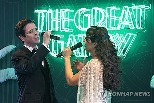 열창하는 '위대한 개츠비' 배우들(서울=연합뉴스) 강민지 기자 = 배우 매트 도일, 센젤 아마디가 15일 서울 서초구 솔빛섬 무드서울에서 열린 뮤지컬 '위대한 개츠비' 서울 론칭 쇼케이스 '퍼스트 룩(FIRST LOOK)'에서 주요 넘버를 시연하고 있다. 2025.7.15 mjkang@yna.co.kr