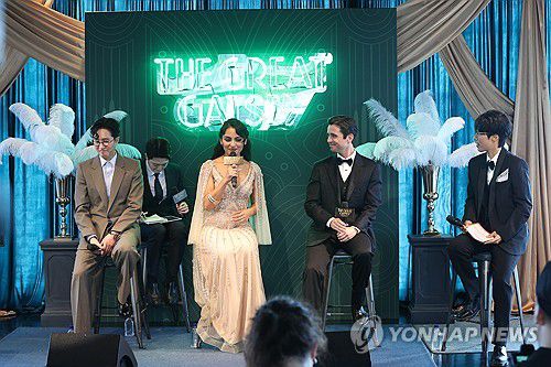 뮤지컬 '위대한 개츠비' 서울 쇼케이스(서울=연합뉴스) 강민지 기자 = 15일 서울 서초구 솔빛섬 무드서울에서 뮤지컬 '위대한 개츠비' 서울 론칭 쇼케이스 '퍼스트 룩(FIRST LOOK)'이 열리고 있다. 왼쪽부터 신춘수 오디컴퍼니 대표, 배우 센젤 아마디,배우 매트 도일, 진행자 재재. 2025.7.15 mjkang@yna.co.kr