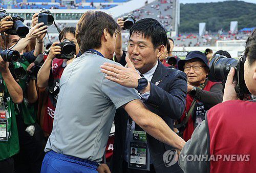 모리야스 하지메 감독과 인사하는 홍명보 감독(용인=연합뉴스) 최재구 기자 = 15일 경기도 용인미르스타디움에서 열린 2025년 동아시아축구연맹(EAFF) E-1 챔피언십(동아시안컵) 남자부 최종 3차전 한국과 일본의 경기. 경기에 앞서 한국 홍명보 감독이 일본 모리야스 하지메 감독과 인사하고 있다. 2025.7.15 jjaeck9@yna.co.kr