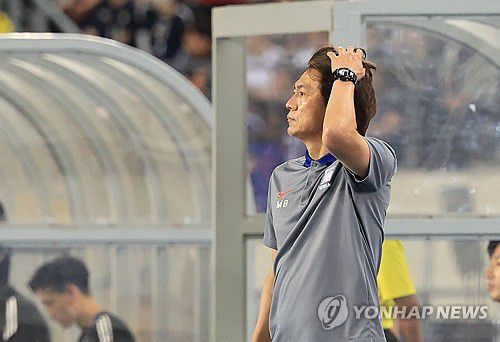 경기 지켜보는 홍명보 감독(용인=연합뉴스) 최재구 기자 = 15일 경기도 용인미르스타디움에서 열린 2025년 동아시아축구연맹(EAFF) E-1 챔피언십(동아시안컵) 남자부 최종 3차전 한국과 일본의 경기 후반전을 한국 홍명보 감독이 지켜보고 있다. 2025.7.15 jjaeck9@yna.co.kr