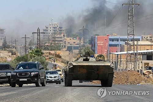 14일(현지시간) 이스라엘군 공습으로 연기 피어오르는 시리아 남부 스웨이다시[AFP=연합뉴스]
