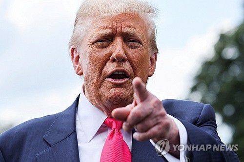 취재진과 문답하는 트럼프 미국 대통령[워싱턴 로이터=연합뉴스. 재판매 및 DB 금지]