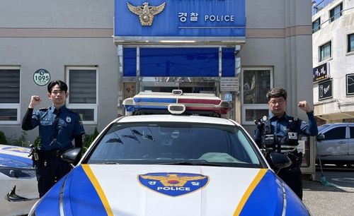 화성서부경찰서 발안지구대 한덕수 경장(왼쪽)과 최기용 경사[경기남부경찰청 제공. 재판매 및 DB 금지]