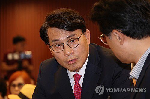 토론회 참석한 윤상현 의원    (서울=연합뉴스) 박동주 기자 = 14일 서울 여의도 국회박물관에서 열린 긴급토론회 '무엇을 할 것인가?, 자유공화 리셋코리아를 위하여'에 국민의힘 윤상현 의원이 참석해 있다. 2025.7.14     pdj6635@yna.co.kr (끝)