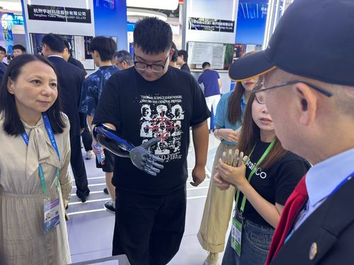 중국 공급망박람회에서 선보여진 로봇 의수(베이징=연합뉴스) 정성조 특파원 = 16일 오후 중국 베이징 국제전시컨벤션센터에서 열린 제3회 중국국제공급망촉진박람회에서 공개된 로봇 의수. 2025.7.16 xing@yna.co.kr