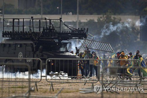 2023년 1월 8일 브라질리아의 선거 불복 폭동 현장[EPA 연합뉴스 자료사진. 재판매 및 DB 금지]