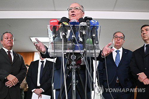 15일(현지시간) 기자회견하는 브라질 부통령[브라질리아 EPA=연합뉴스. 재판매 및 DB 금지]