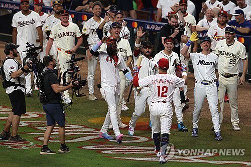 기뻐하는 내셔널리그 선수들[AFP=연합뉴스]
