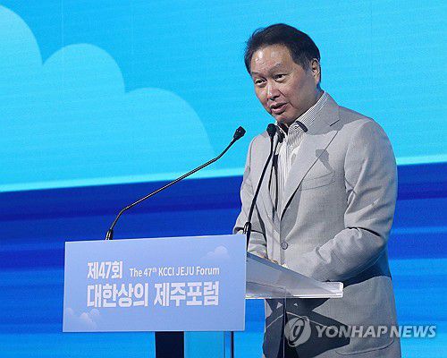 2024년 대한상의 제주포럼에서 개회사 하는 최태원 대한상의 회장(서울=연합뉴스) 최태원 대한상의 회장이 17일 제주 신라호텔에서 열린 '제47회 대한상의 제주포럼'에서 개회사를 하고 있다. 2024.7.17 [대한상의 제공. 재판매 및 DB금지] photo@yna.co.kr