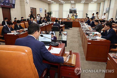 안규백 국방장관 인사청문회 안건 상정(서울=연합뉴스) 김주성 기자 = 8일 국회 국방위원회 전체회의에서 안규백 국방부 장관 후보자에 대한 인사청문회 실시계획서 채택의 건이 상정되고 있다. 2025.7.8 utzza@yna.co.kr