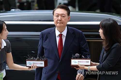 윤석열 전 대통령(서울=연합뉴스) 12·3 비상계엄과 관련해 특검의 수사를 받는 윤석열 전 대통령이 9일 서울 서초구 서울중앙지법에서 열린 영장실질심사에 취재진의 질문을 받으며 출석하고 있다. 2025.7.9 [사진공동취재단] photo@yna.co.kr