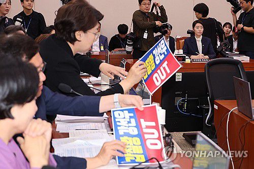 피켓 떼어내는 국민의힘 의원들(서울=연합뉴스) 김주성 기자 = 14일 국회 여성가족위원회에서 열린 강선우 여성가족부 장관에 대한 인사청문회에서 국민의힘 의원들이 강 후보자 사퇴를 요구하는 피켓을 여당의 항의가 이어지자 떼어내고 있다. 2025.7.14 utzza@yna.co.kr