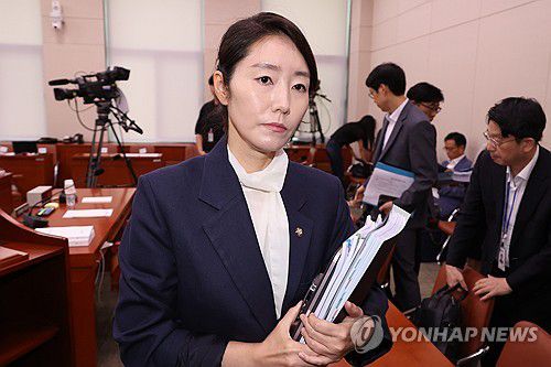 오전 청문회 마친 강선우 후보자(서울=연합뉴스) 김주성 기자 = 강선우 여성가족부 장관 후보자가 14일 국회 여성가족위원회에서 열린 인사청문회가 오전 질의를 마치고 정회되자 청문회장을 나가고 있다. 2025.7.14 utzza@yna.co.kr