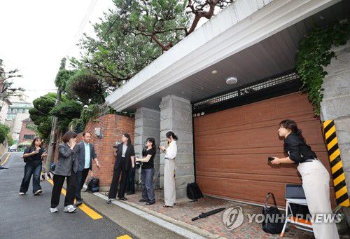 '압수수색' 건진법사 법당으로 향하는 특검팀(서울=연합뉴스) 이진욱 기자 = 김건희 여사 관련 의혹들을 수사하는 민중기 특별검사팀이 15일 서울 역삼동 건진법사 전성배 씨의 법당에 대한 압수수색에 나선 가운데 특검 관계자가 법당으로 향하고 있다. 2025.7.15 cityboy@yna.co.kr