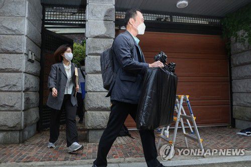 '건진법사' 법당, 압수수색 종료(서울=연합뉴스) 윤동진 기자 = 김건희 여사 관련 의혹들을 수사하는 민중기 특별검사팀이 지난 15일 서울 역삼동 건진법사 전성배 씨의 법당에 대한 압수수색을 마친 후 관련 물품을 들고 나서고 있다. 2025.7.15 mon@yna.co.kr