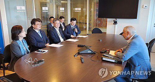 유네스코 문화 사무총장보와 환담하는 최응천 국가유산청장(서울=연합뉴스) 최응천 국가유산청장이 15일(현지시간) 프랑스 파리 유네스코 본부에서 에르네스토 오토네 라미레즈 유네스코 문화 사무총장보를 만나 차기 세계유산위원회 유치와 관련한 의견을 전하고 있다. 2025.7.15 [국가유산청 제공. 재판매 및 DB 금지] photo@yna.co.kr