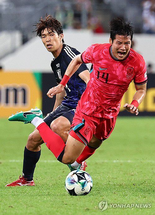 넘어지는 박승욱(용인=연합뉴스) 서대연 기자 = 15일 경기도 용인미르스타디움에서 열린 2025년 동아시아축구연맹(EAFF) E-1 챔피언십(동아시안컵) 남자부 최종 3차전 한국과 일본의 경기. 한국 박승욱이 넘어지고 있다. 2025.7.15 dwise@yna.co.kr