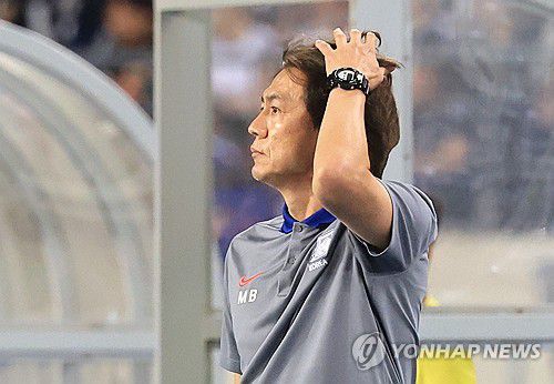 답답한 표정의 홍명보 감독(용인=연합뉴스) 최재구 기자 = 15일 경기도 용인미르스타디움에서 열린 2025년 동아시아축구연맹(EAFF) E-1 챔피언십(동아시안컵) 남자부 최종 3차전 한국과 일본의 경기에서 한국 대표팀의 홍명보 감독이 경기를 지켜보고 있다. 2025.7.15 jjaeck9@yna.co.kr
