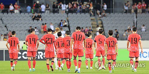 패배 아쉬워하는 한국(용인=연합뉴스) 최재구 기자 = 15일 경기도 용인미르스타디움에서 열린 2025년 동아시아축구연맹(EAFF) E-1 챔피언십(동아시안컵) 남자부 최종 3차전 한국과 일본의 경기에서 패배한 한국 선수들이 퇴장하고 있다. 2025.7.15 jjaeck9@yna.co.kr