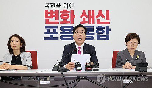 인사청문회 입장 밝히는 송언석 비대위원장(서울=연합뉴스) 김주성 기자 = 국민의힘 송언석 비대위원장 겸 원내대표가 16일 서울 여의도 국회에서 기자간담회를 열어 강선우 여성가족부 장관 후보자의 사퇴를 요구하는 등 인사청문회 관련 입장을 밝히고 있다. 2025.7.16 utzza@yna.co.kr