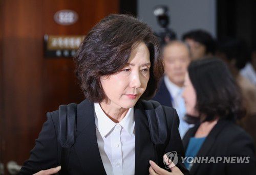 인사청문회 참석하는 이진숙 후보자(서울=연합뉴스) 박동주 기자 = 이진숙 사회부총리 겸 교육부 장관 후보자가 16일 서울 여의도 국회 교육위원회에서 열린 인사청문회에 참석하고 있다. 2025.7.16 pdj6635@yna.co.kr
