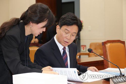 김영훈 고용노동부 장관 후보자 인사청문회(서울=연합뉴스) 류영석 기자 = 김영훈 고용노동부 장관 후보자가 16일 서울 여의도 국회 환경노동위원회에서 열린 인사청문회에서 자료를 살펴보고 있다. 2025.7.16 ondol@yna.co.kr