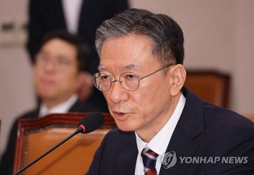 답변하는 정성호 법무부 장관 후보자(서울=연합뉴스) 김주성 기자 = 정성호 법무부 장관 후보자가 16일 국회 법제사법위원회에서 열린 인사청문회에서 의원 질의에 답변하고 있다. 2025.7.16 utzza@yna.co.kr