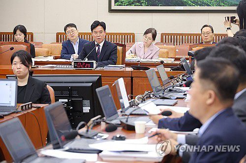 질의 답변하는 김영훈 고용노동부 장관 후보자(서울=연합뉴스) 류영석 기자 = 김영훈 고용노동부 장관 후보자가 16일 서울 여의도 국회 환경노동위원회에서 열린 인사청문회에서 의원 질의에 답변하고 있다. 2025.7.16 ondol@yna.co.kr