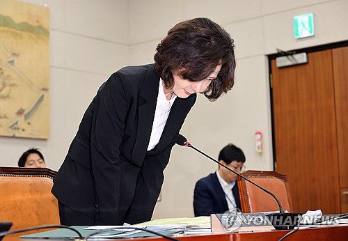 이진숙 후보자의 사과(서울=연합뉴스) 박동주 기자 = 이진숙 사회부총리 겸 교육부 장관 후보자가 16일 서울 여의도 국회 교육위원회에서 열린 인사청문회에서 자녀 조기 유학 등 논란과 관련해 고개숙여 사과하고 있다. 2025.7.16 pdj6635@yna.co.kr